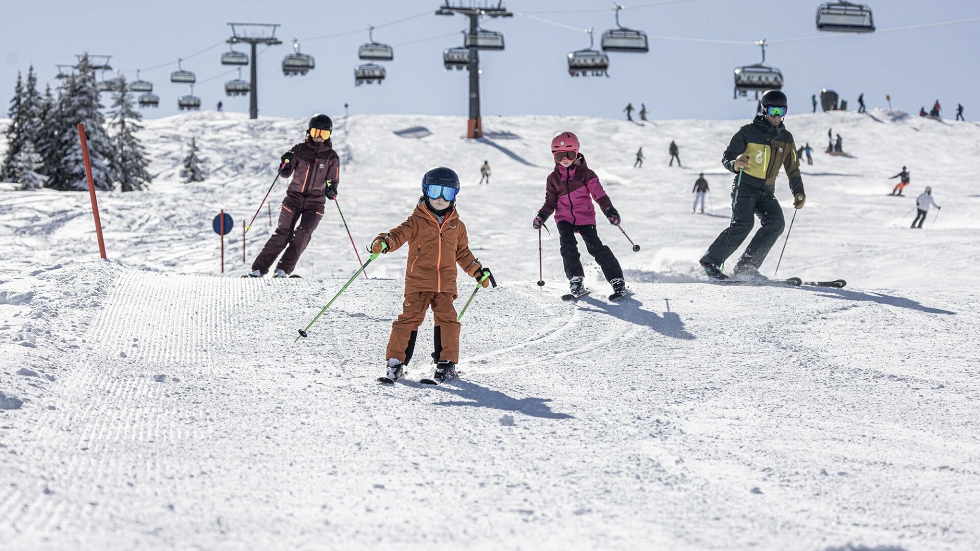 Familie beim Skifahren im Schnee.
