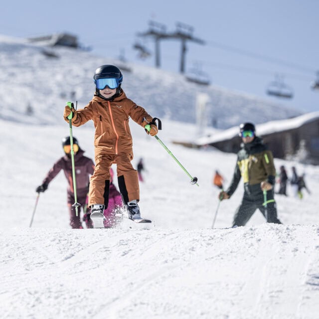 zillertalarena winter 10 familienskigebiet Kind fährt Ski im Schnee.