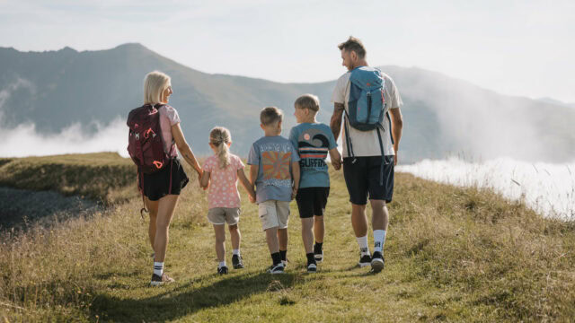 Familie beim Wandern in den Bergen