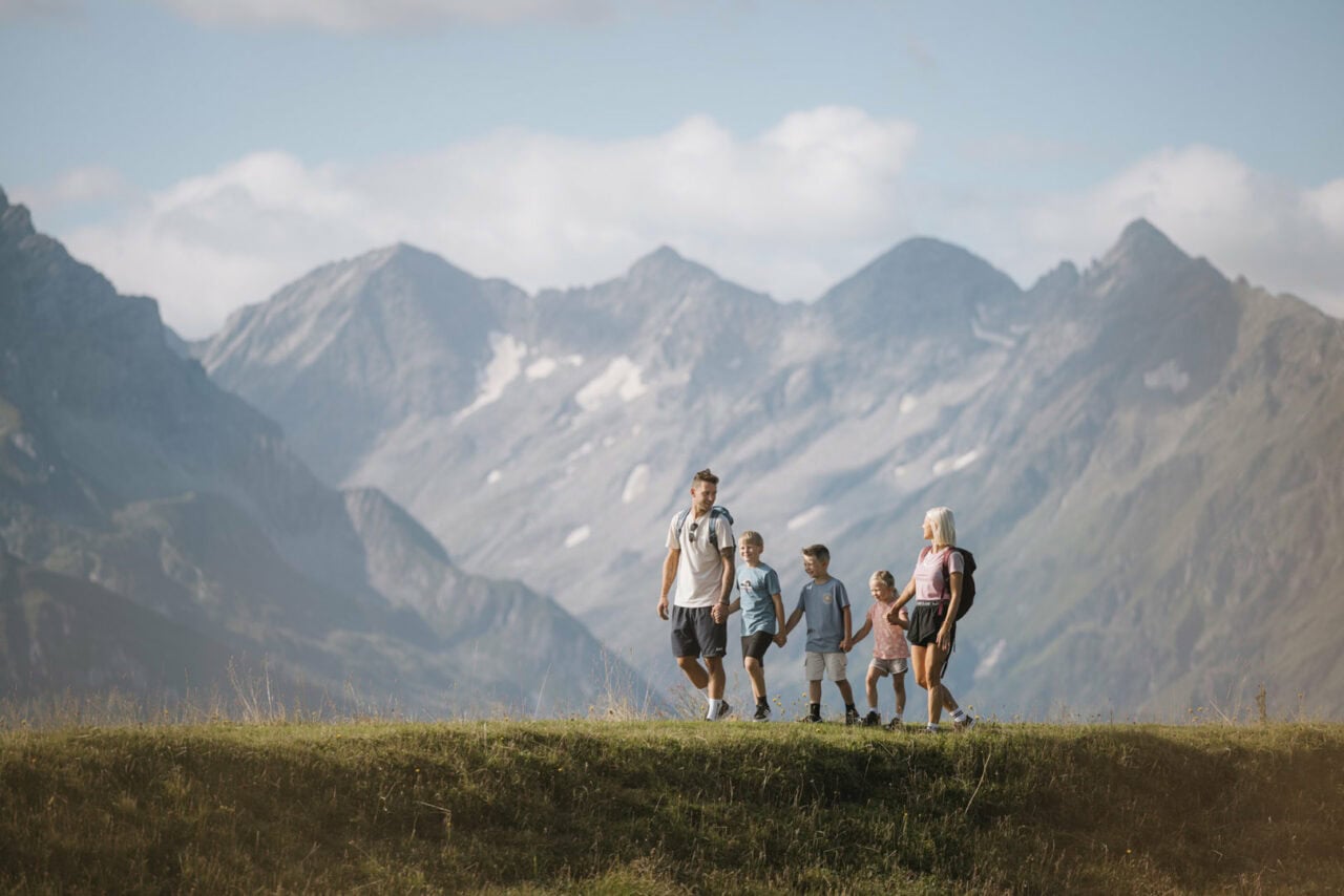 Familie wandert in den Bergen