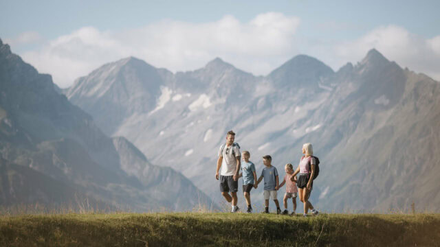Familie wandert in den Bergen