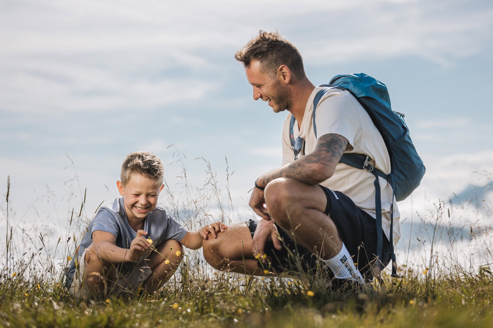 Vater und Sohn genießen die Natur im Freien.