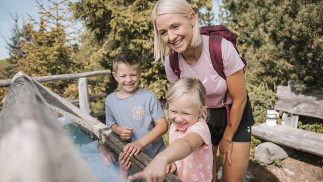 Familie bei einem Ausflug in der Natur
