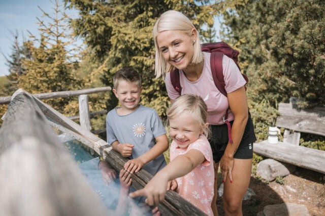 Familie bei einem Ausflug in der Natur