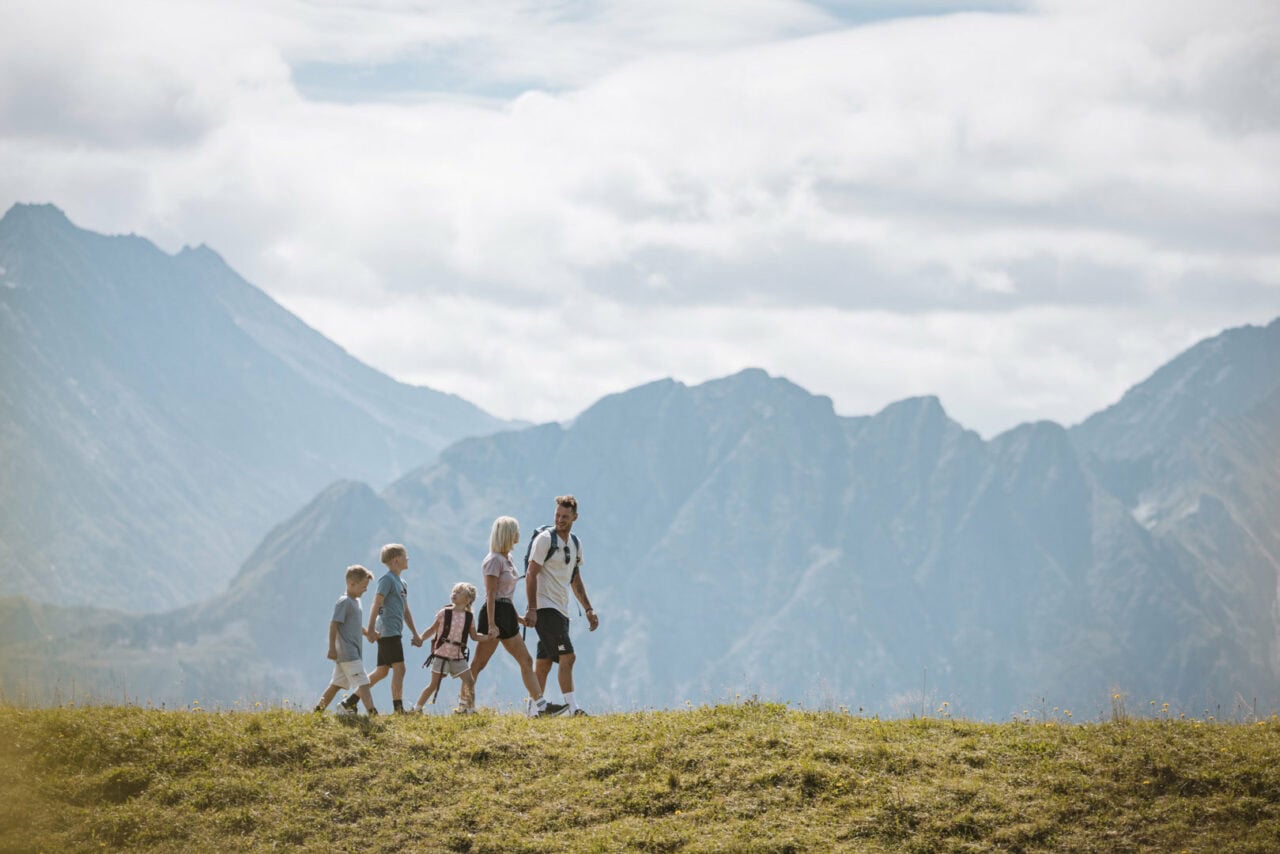 Familie beim Wandern in den Bergen