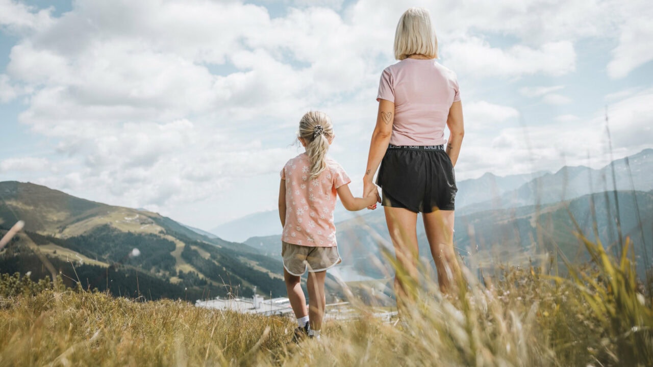 Frau und Kind in den Bergen beim Wandern