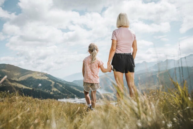 Frau und Kind in den Bergen beim Wandern